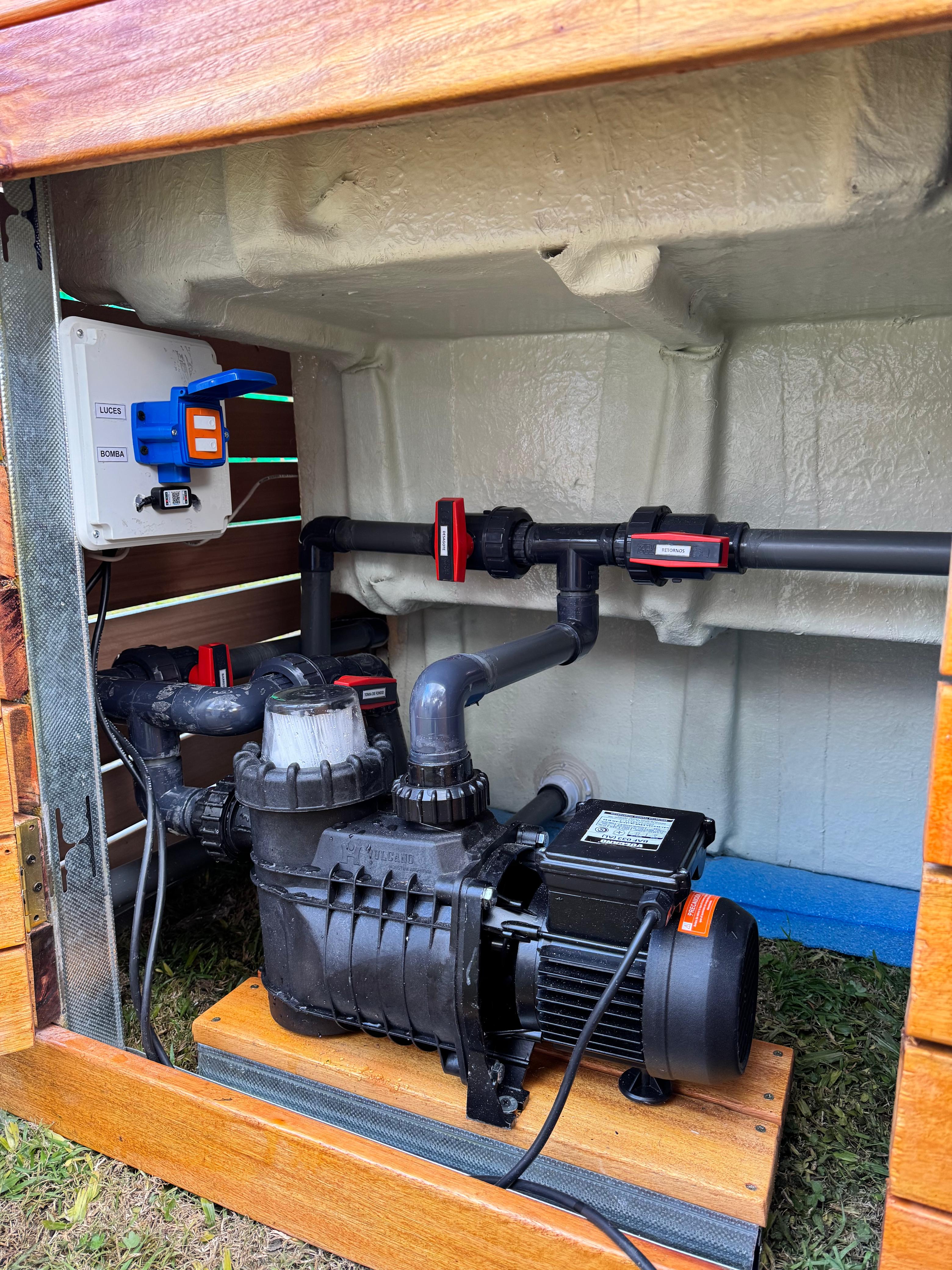 Equipamiento Vulcano instalado en piscina Oasis
