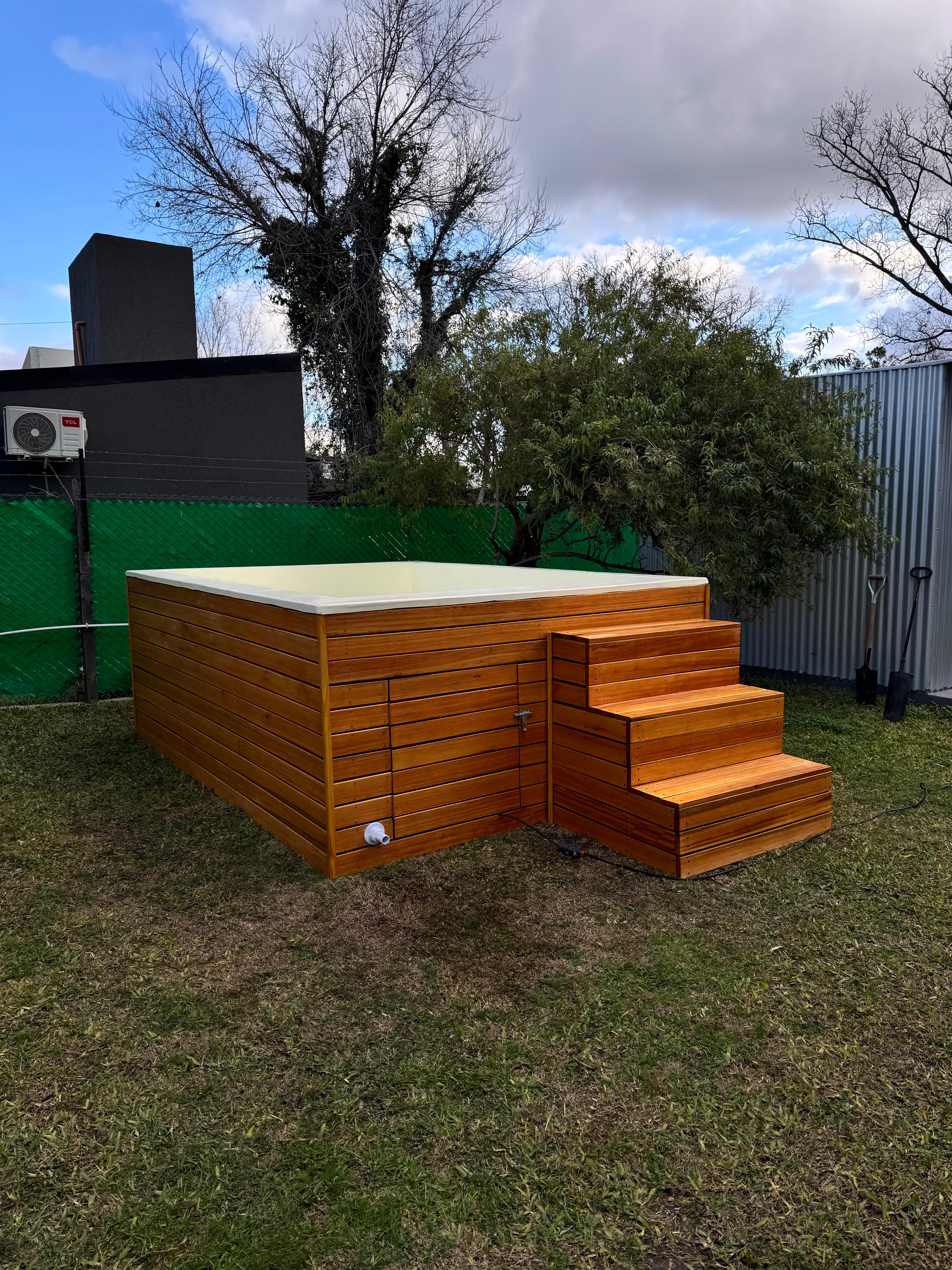 Piscina Oasis XL instalada con deck de madera